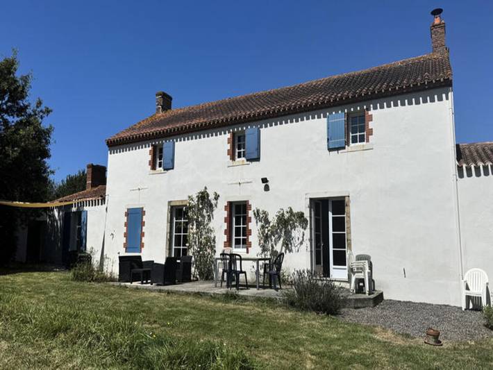 Gîte pour 12 personnes, avec piscine et jardin, adapté aux familles à Saint-Julien-des-Landes