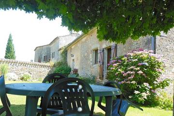 Gîte pour 4 personnes, avec jardin à Gavaudun