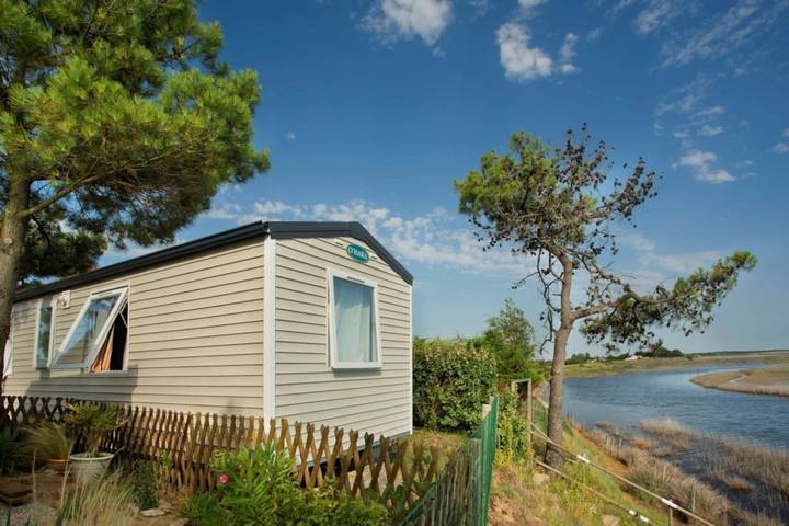 Camping pour 2 personnes, avec bassin pour enfant et piscine à La Faute-sur-Mer