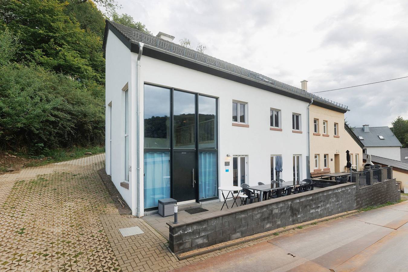 Holiday Home 'Eifel Atrium' with Private Terrace and Wi-Fi in Zweifelscheid, Eifelkreis Bitburg-Prüm