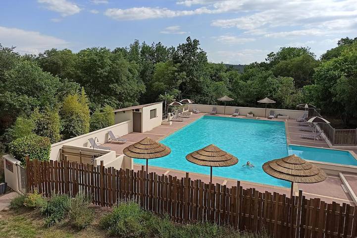 Location de vacances pour 8 personnes, avec piscine et terrasse à Montréal (Rhône-Alpes)