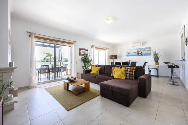 Casa de férias para 6 pessoas, com jardim e jacuzzi e ainda terraço and piscina em Budens