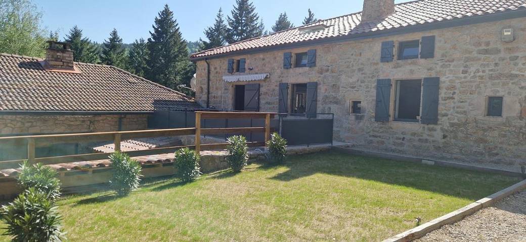 Location de vacances pour 40 personnes, avec vue et jardin à Saint-Symphorien-de-Mahun - 2