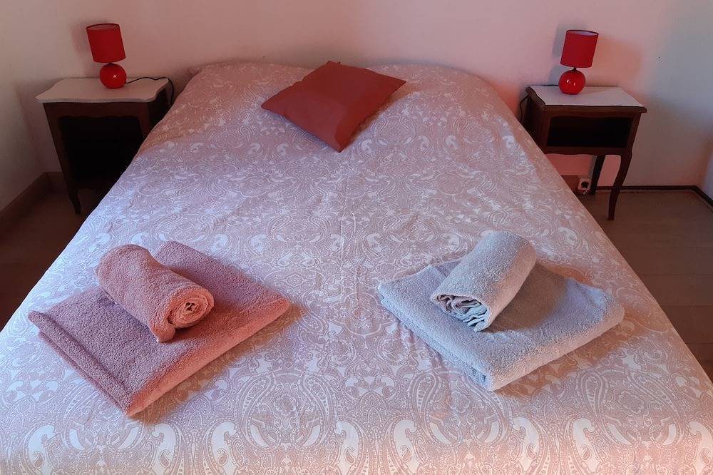 An eco-renovated house full of charm, a garden and a magnificent view. in Varen, Macizo Central