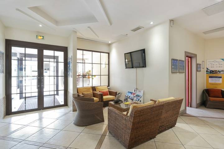 Gîte pour 4 personnes, avec piscine, adapté aux familles à Saint-Laurent-du-Var - 2