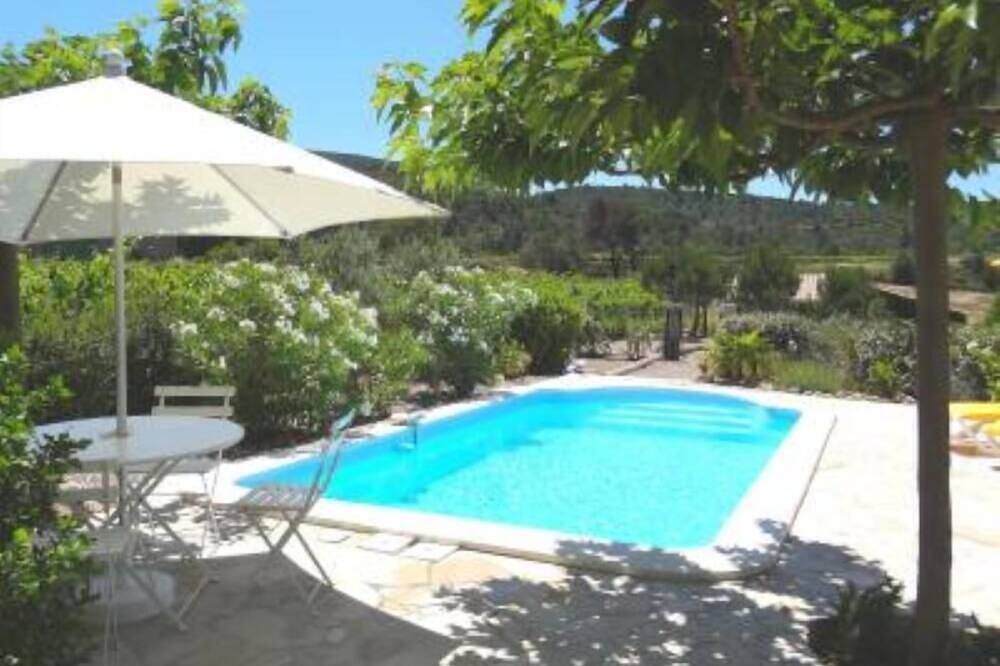 Villa avec piscine privative chauffée,  vue  sur le vignoble, à 25 Km de la mer. in Coustouge, Côte méditerranéenne (France)