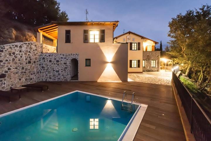 Villa für 15 Personen, mit Balkon und Whirlpool sowie Terrasse und Garten