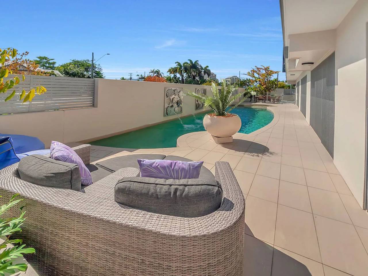 Hel lejlighed, Coastal 2-Bed with Parking & Pool by the Ocean in Cairns North, Cairns