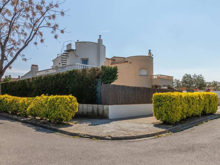 Location de vacances pour 6 personnes, avec jardin et terrasse, animaux acceptés à Sant Pere Pescador - 4