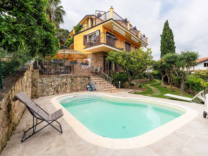 Casa vacanza per 5 persone, con piscina e giardino in Borghetto Santo Spirito