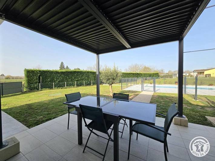 Location de vacances pour 4 personnes, avec piscine ainsi que jardin et terrasse à Saint-Laurent-des-Hommes