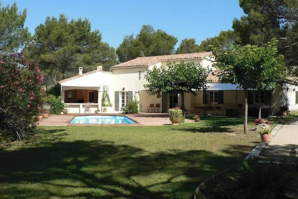 Sunshine and calm west of Aix-en-Provence in Ventabren, Aix-en-Provence region