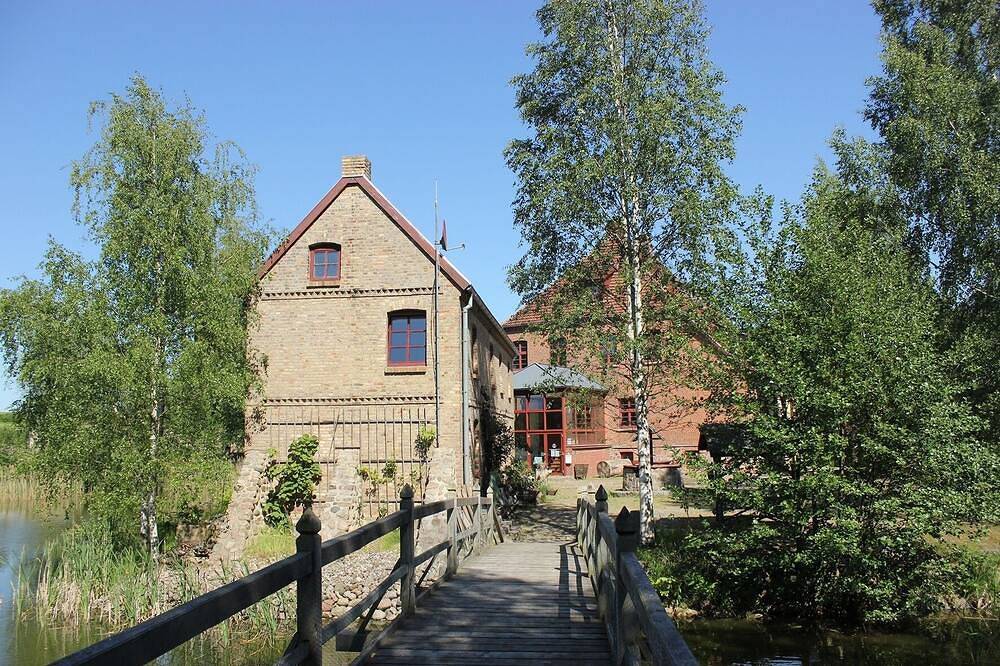 Rosenhaus (links) der Wasserburg Liepen in Gielow, Mecklenburgische Seenplatte