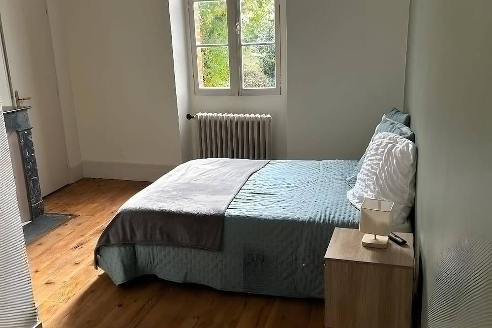 Entire apartment, Room 7 with Shared Terrace, Communal Garden and Wi-Fi in Vic-en-Bigorre, Hautes-Pyrénées