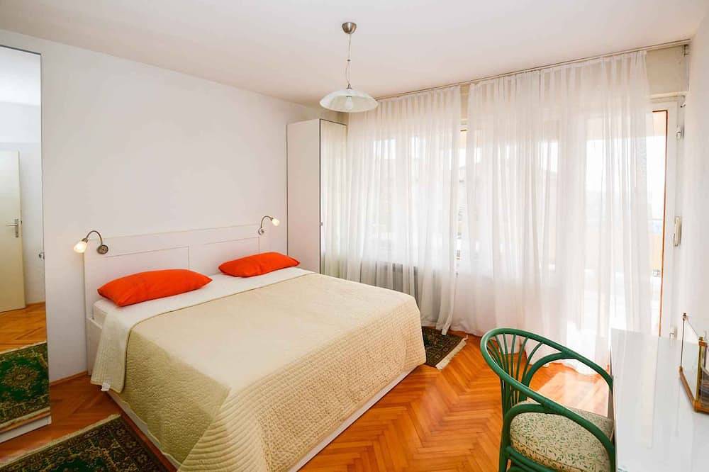 Entire apartment, Holiday apartment with balcony and Tv-Sat in Pula, Pula-Medulin