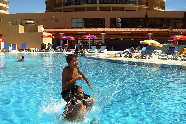 Vacation rental for 6 people, with pool and balcony as well as hot tub in Algarve