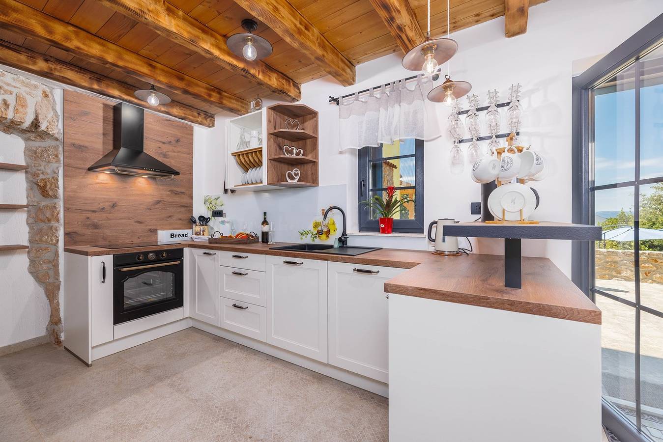 Villa Melary mit Pool, Jacuzzi & Ps5 umgeben von Natur in Kras, Krk