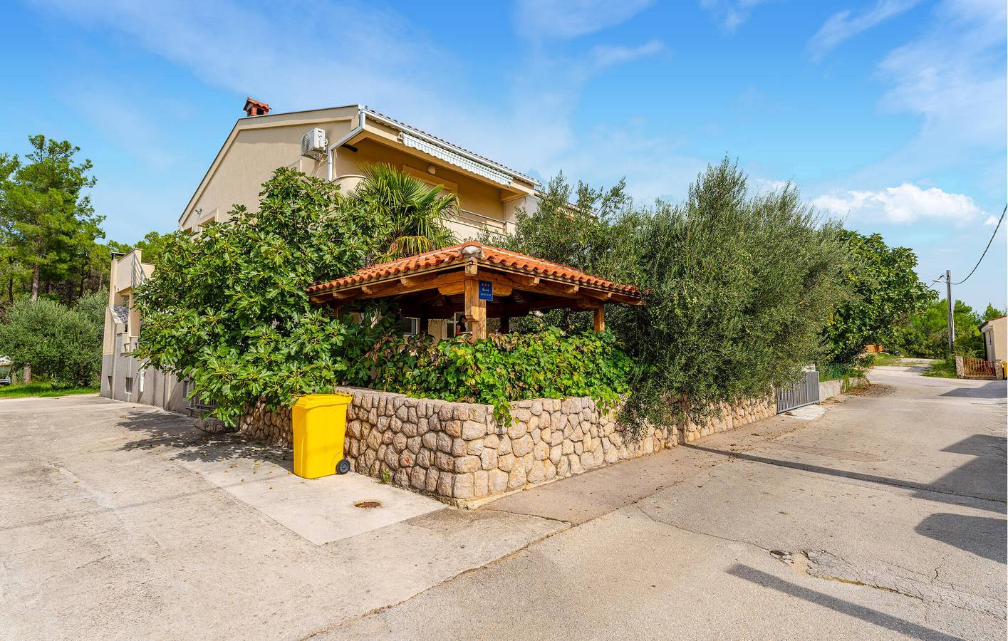 Ganze Ferienwohnung, Gemütlich, 2 km von der Küste entfernt: WLAN, Klimaanlage, Parkplatz, Terrasse und Küche! in Obrovac, Zadar