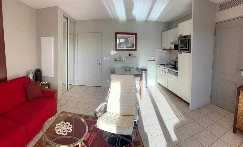 Gîte pour 4 personnes, avec vue sur le lac et piscine ainsi que jardin et vue dans Office De Tourisme Et Des Congres De Mandelieu - 3