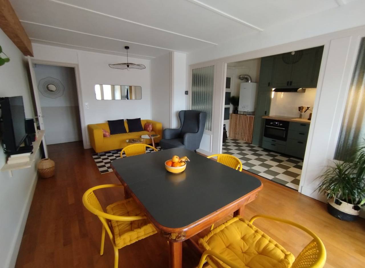 Appartement entier, Appartement centre-ville, avec terrasse au Sud et vue dégagée in Lons-le-Saunier, Jura