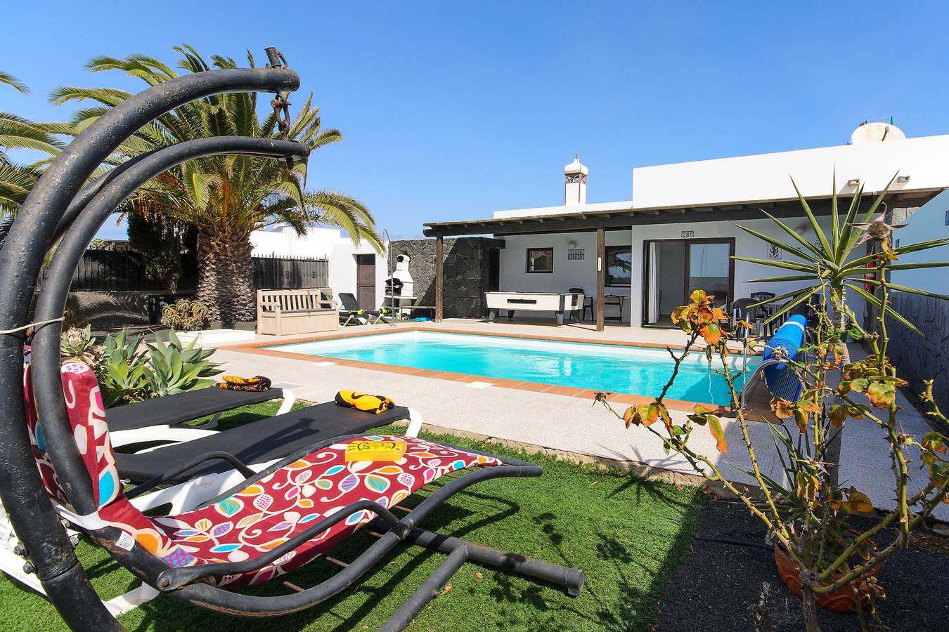 Belle villa "Mariola" près de la plage avec piscine chauffée, terrasse, jardin et Wi-Fi in Montaña Roja, Yaiza