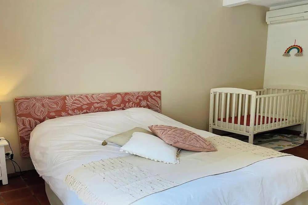 Escape to a serene haven nestled amidst lush greenery,where luxury meets comfort in Trets, Region de Aix-en-Provence