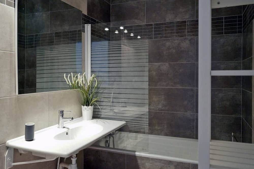 Entire apartment, 35 m² apartment with balcony and sea view! in La Rochelle, La Rochelle region