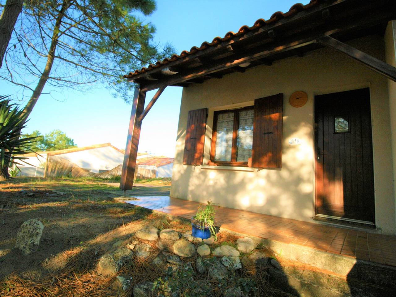 Maison boisée proche de la plage des Coraux, 2 chambres, terrasse, parking et jardin in La Tranche-sur-Mer, Vendée