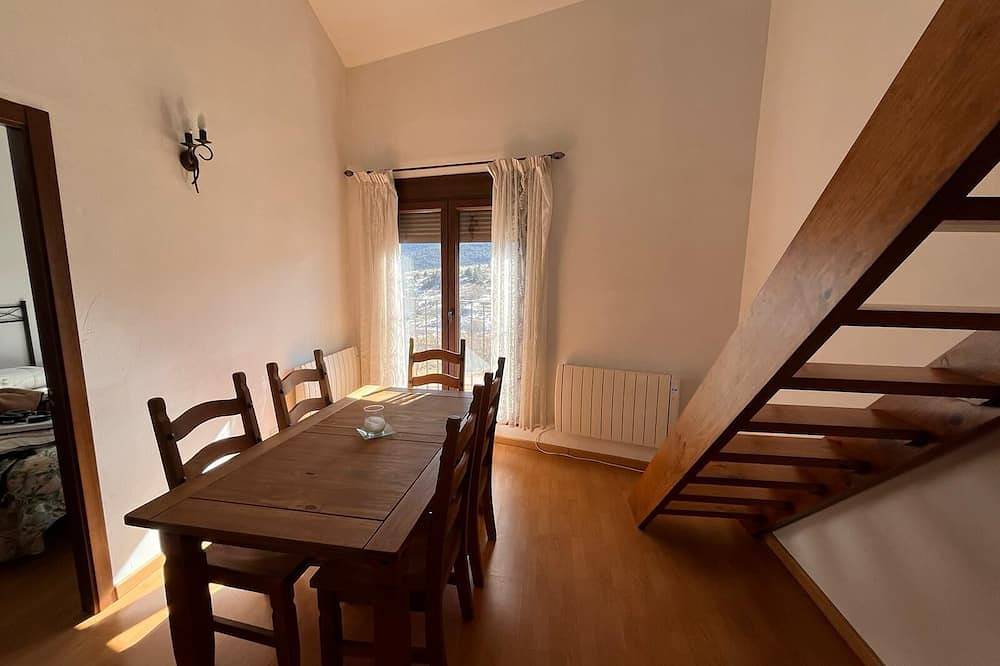 Apartamento entero, 2-bedroom apartment with mountain views, 2 km from the slopes in Valdelinares, Provincia de Teruel