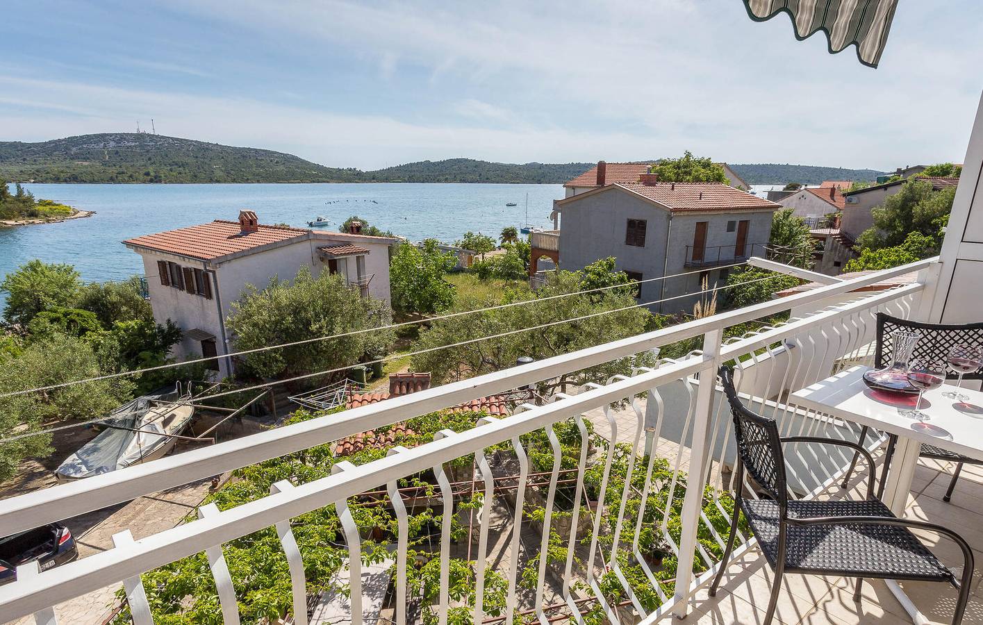 Ganze Ferienwohnung, Apartment mit Meerblick, Terrasse, WLAN und Parkplatz – 1,5 km zum Strand in Pirovac, Šibenik-Knin