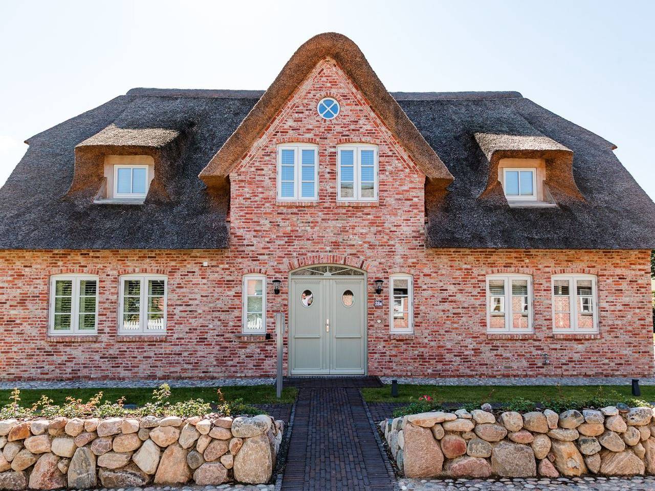 Hummerklippen a - Exklusiver Ferienhausteil mit Sauna, Kamin und großem Garten in Süderende in Süderende, Föhr