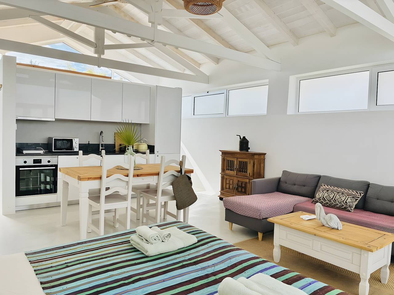 Hel enrumslägenhet, Bright Elegant Algarve Cottage with Natural Pond in Moncarapacho, Parque Natural da Ria Formosa