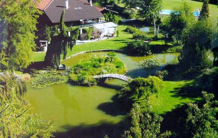 Gîte pour 4 personnes, avec terrasse ainsi que jardin et piscine