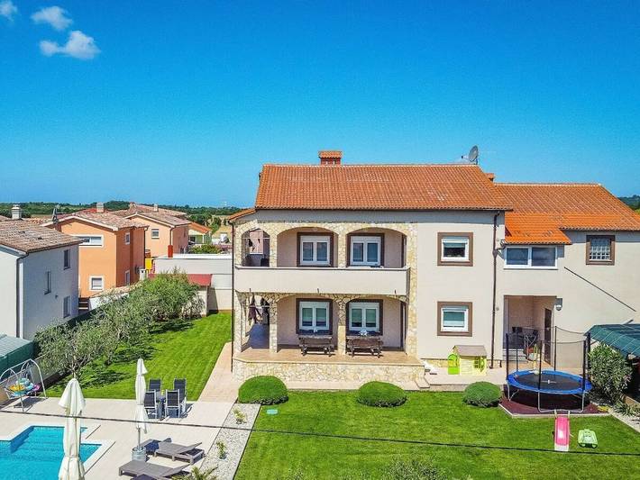 Villa in Pula mit Schwimmbecken in Sisan, Südküste Istrien