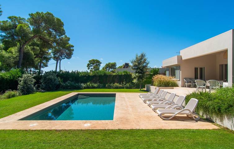 Gemütliches Apartment mit Pool und Terrasse, 2km von Cala Auberdans entfernt in Costa dels Pins, Son Servera