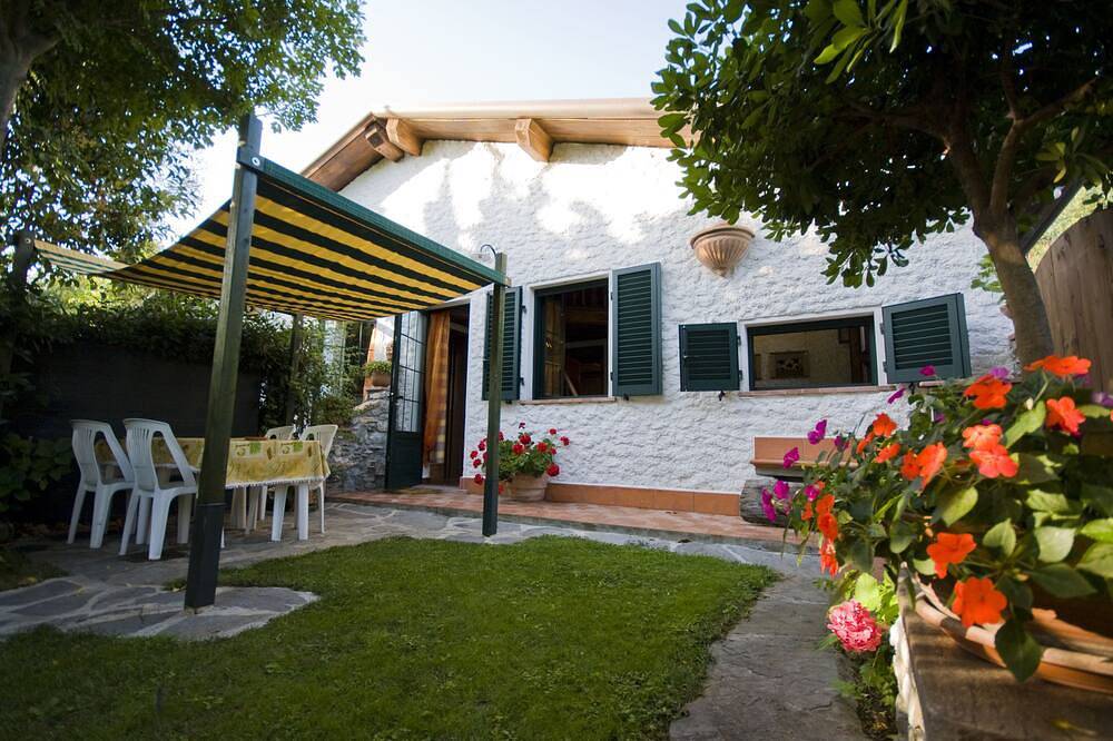 Day of Sun Apartment in villa, 10 min from the sea, private garden, swimming pool in Massarosa, Italienische Riviera