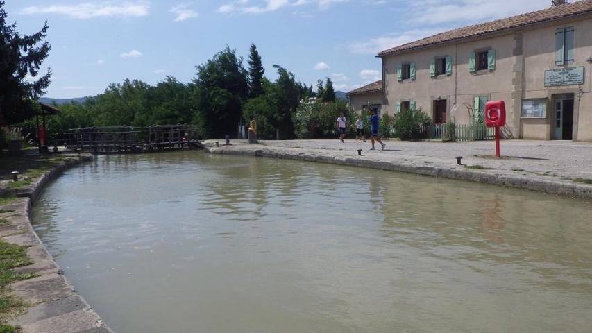 Location de vacances pour 2 personnes, avec jardin ainsi que terrasse et vue à Trèbes - 3