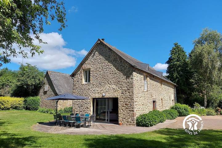Gîte pour 12 personnes, avec jardin à Aron