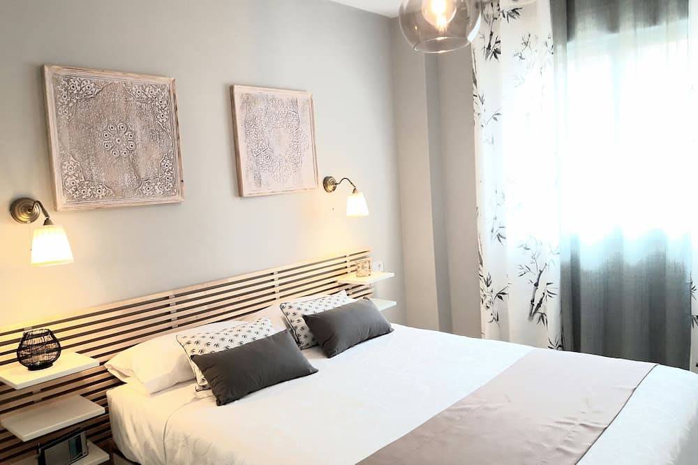 Entire apartment, ☆☆☆☆☆ 80s Loft Vintage. Free Guest Parking. 15' from Malaga Airport. in Alhaurín de la Torre, Costa del Sol