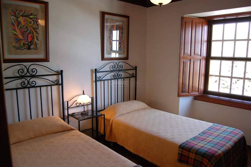 Entire apartment, Charming Rural House Lina Medina with Private Pool and Stunning Sea Vi in La Polvacera, Breña Baja