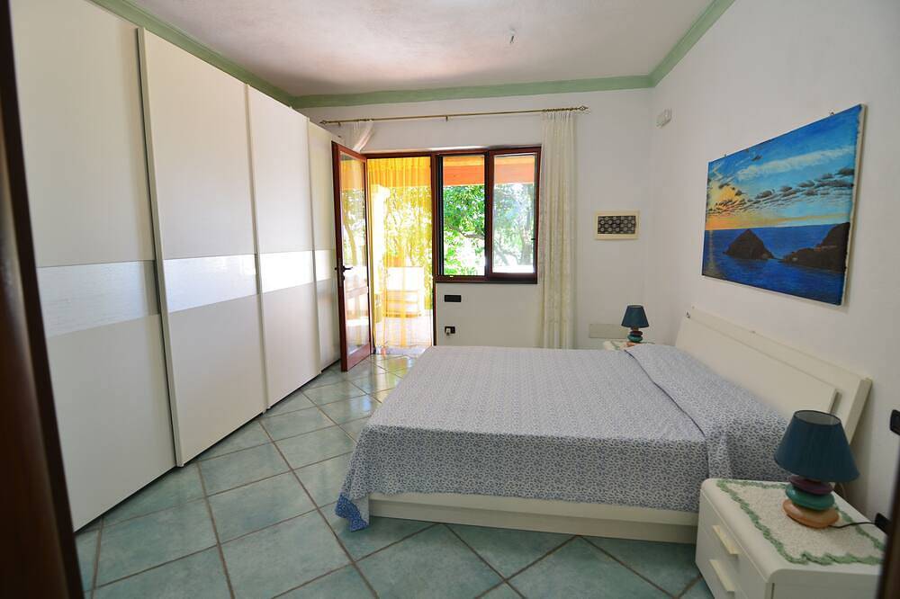 Entire apartment, Apartment surrounded by nature within walking distance of free hot springs in Forio, Ischia