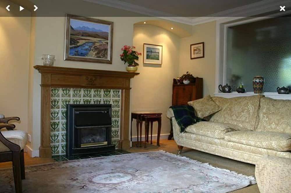 Das Woodcroft Holiday Cottage in Ayr liegt inmitten eines nach Westen ausgerichteten Gartens mit Rasen in Ayr, Firth Of Clyde