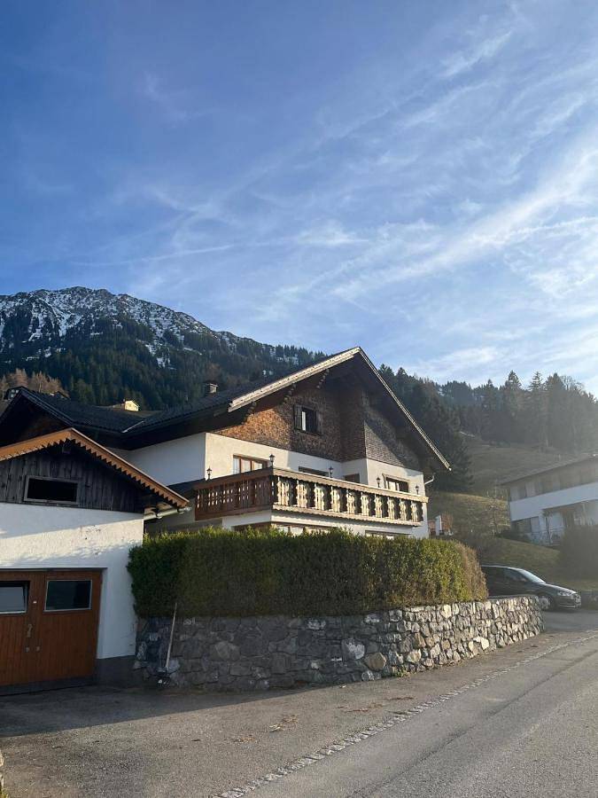 Ferienwohnung für 4 Personen, mit Balkon und Terrasse sowie Garten und Ausblick in Raggal