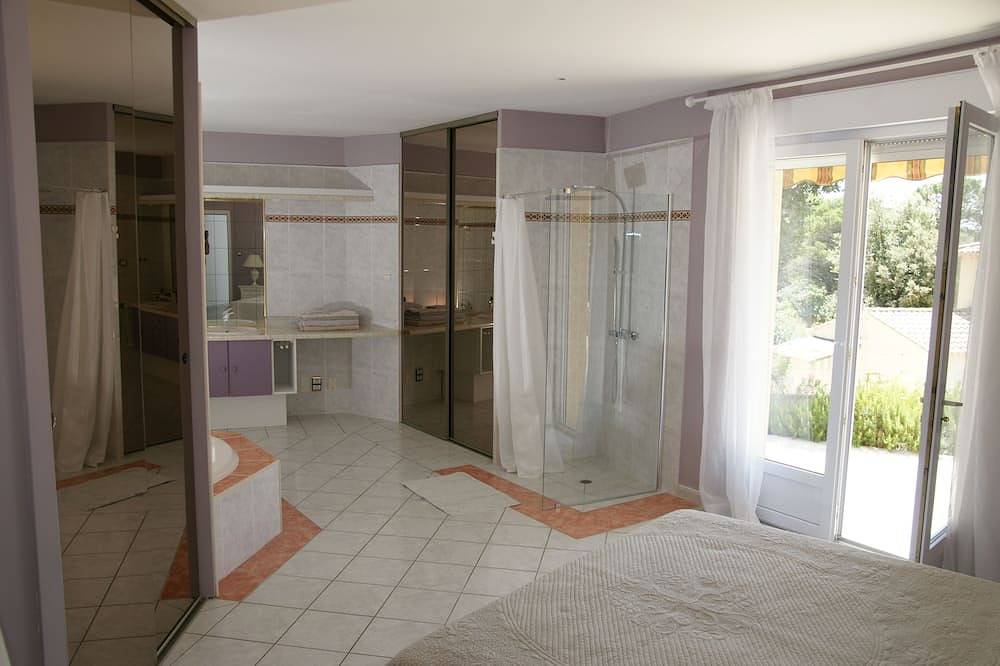 Villa with private pool & jacuzzi - Absolute tranquility - Avignon-Uzès-Nîmes triangle in Connaux, Nimes und Umgebung