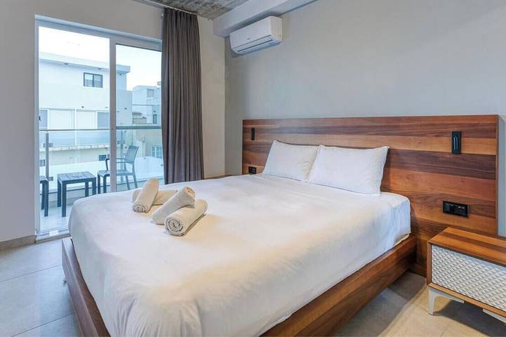 Apartamento inteiro, A fully equipped Apt with private balcony & Pool in San Giljan, Ilha de Malta