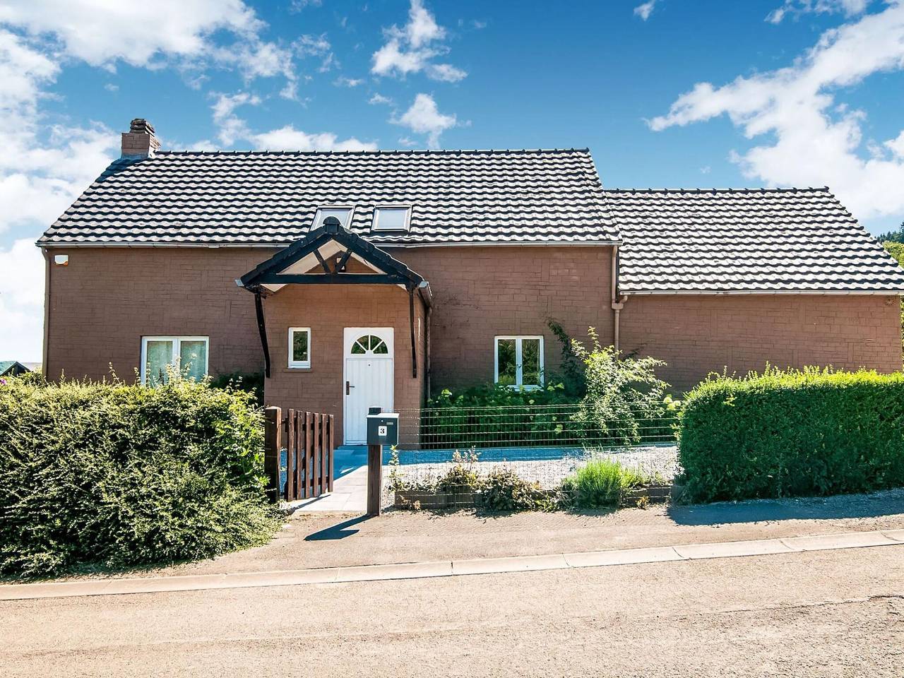 Enticing Holiday Home in Treignes near Forest in Viroinval, Parc Naturel Viroin Hermeton
