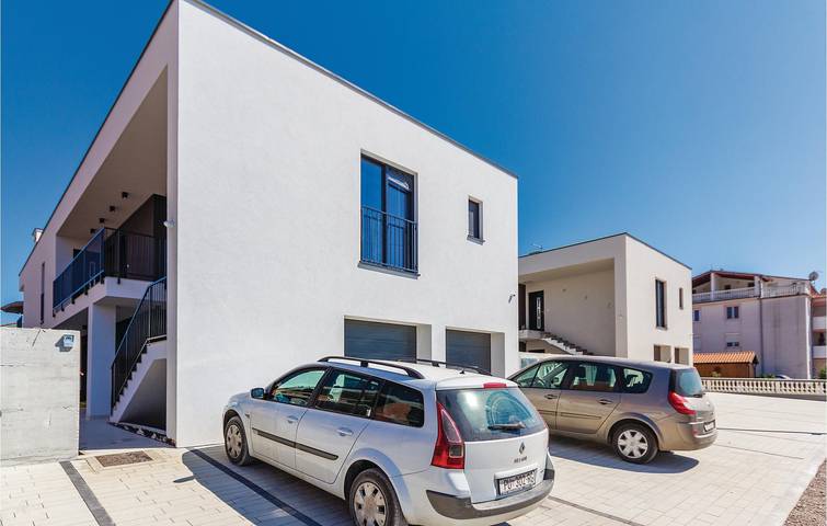 Appartement de vacances entier, Charmant appartement avec piscine et terrasse, à 2 km de la plage de Bijela in Medulin City, Medulin