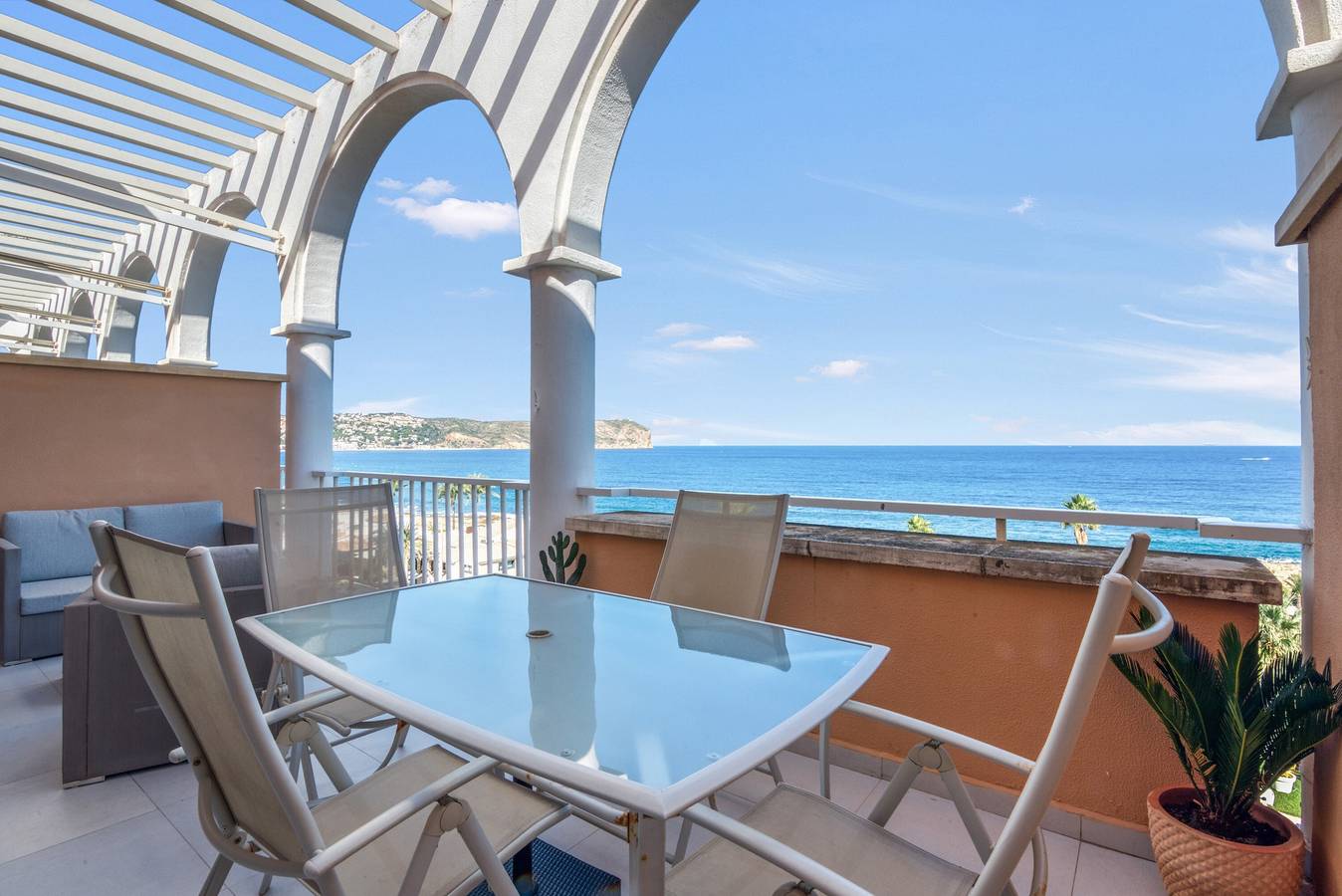Ático en Primera Línea de Playa 'Jávea Beachfront Penthouse' con Vistas al Mar in Playa del Arenal, Jávea