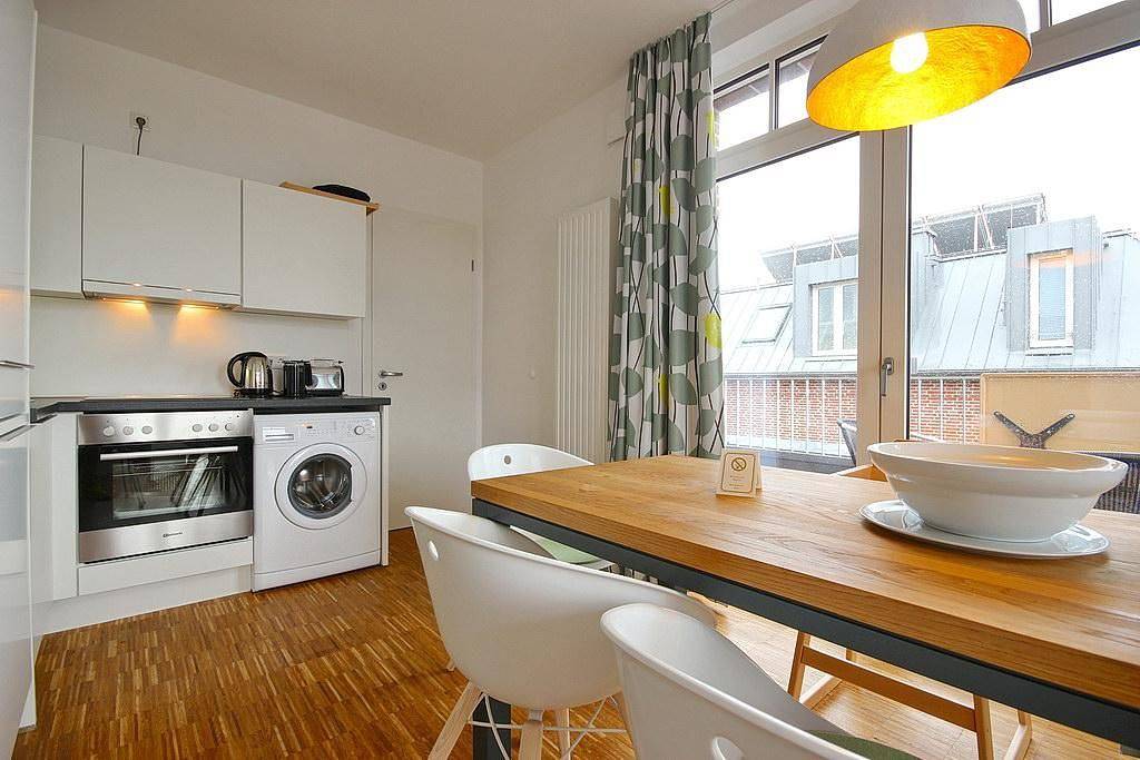Ganze Wohnung, Tolles Ferienapartment mit großem, sonnigen Südbalkon - nur 100 m zum Strand! in Wangerooge