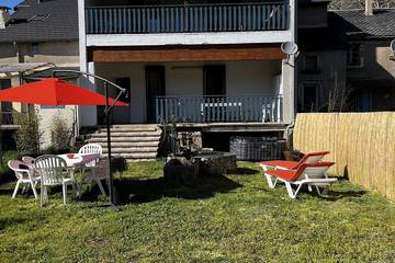 Gîte pour 12 personnes, avec jardin et jacuzzi à Saint-Jean-du-Bruel